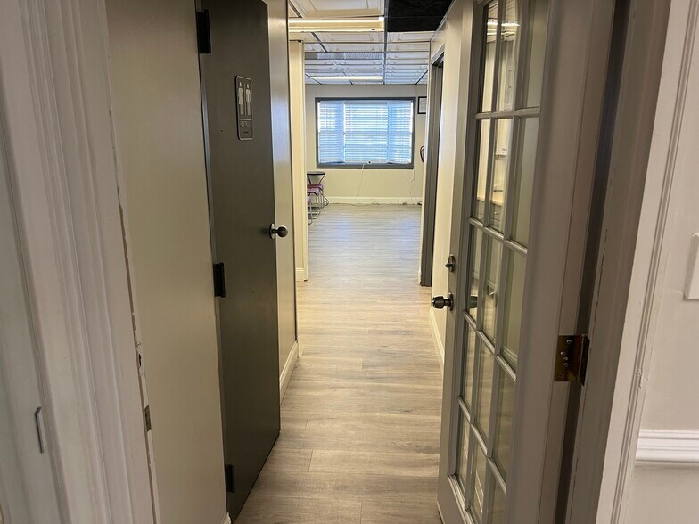 More Photos Of 8022 Old Alexandria Ferry Rd, Clinton Flex For Sale