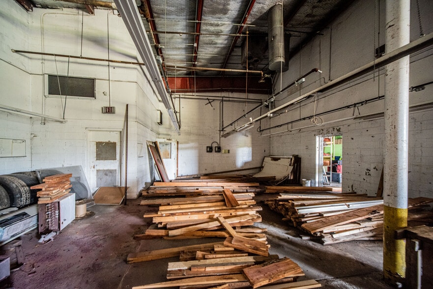 More Photos Of 501 Lakeshore Dr, Kuttawa Warehouse For Sale