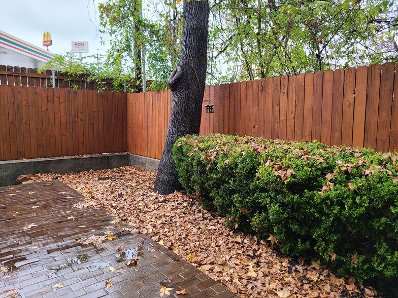 More Photos Of 900 W Davis St, Conroe Office For Sale