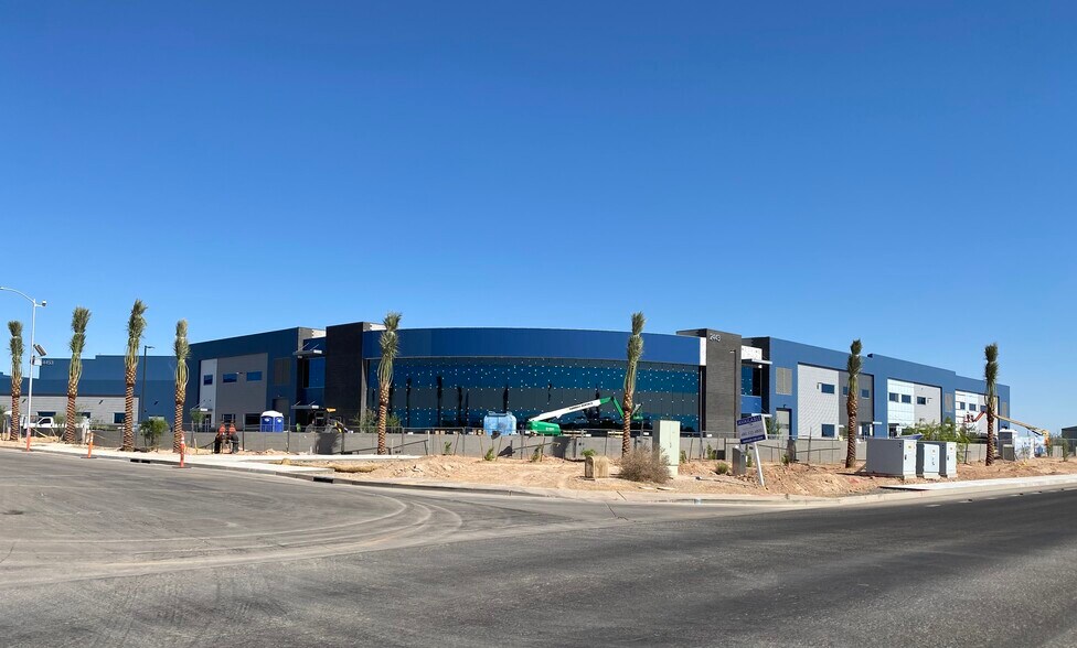 More Photos Of 2559 N Greenfield Rd, Mesa Airplane Hangar For Lease