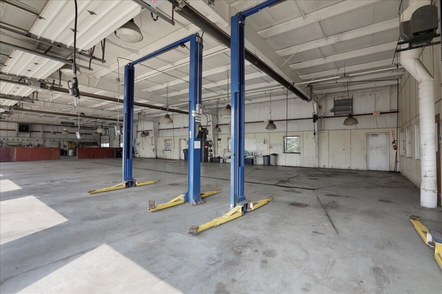 More Photos Of 1910 Moreland Blvd, Champaign Auto Dealership For Sale