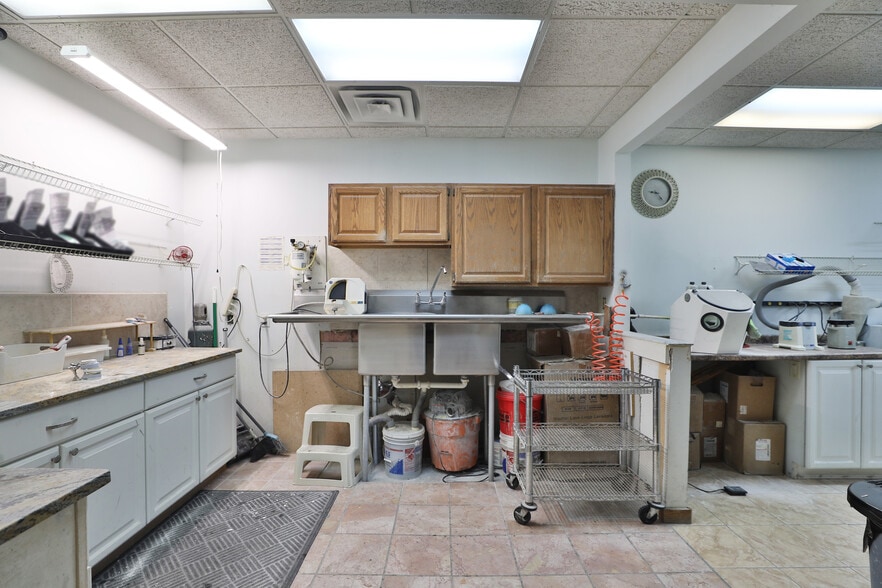 More Photos Of 2425 Deewood Dr, Columbus Medical For Sale