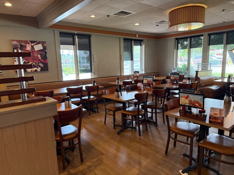 More Photos Of 5604 Merchants Center Blvd, Knoxville Restaurant For Lease