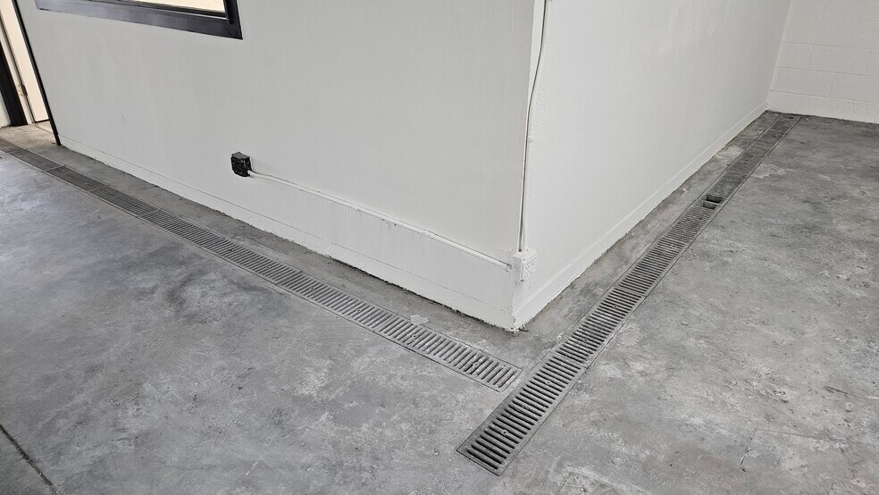 More Photos Of 16116 Covello St, Van Nuys Warehouse For Lease