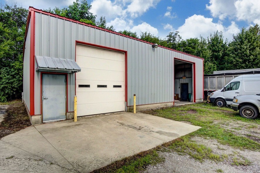 More Photos Of 20660 W Bowling Green Road, Weston Auto Repair For Lease
