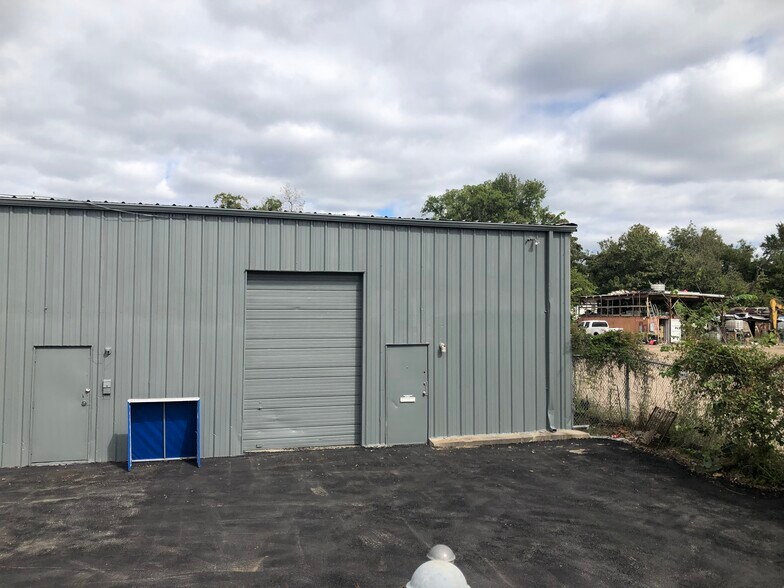 More Photos Of 301 Bennington St, Houston Warehouse For Lease
