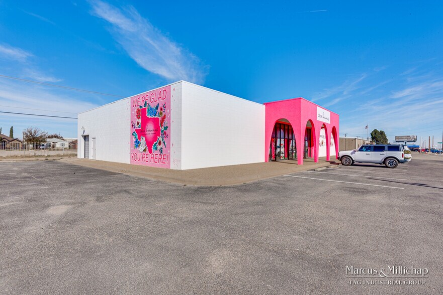 More Photos Of 2308 W Front St, Midland Showroom For Sale