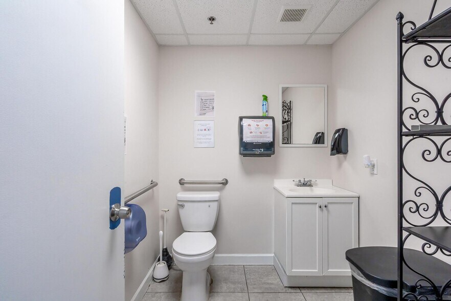 More Photos Of 12550 Biscayne Blvd, North Miami Medical For Lease