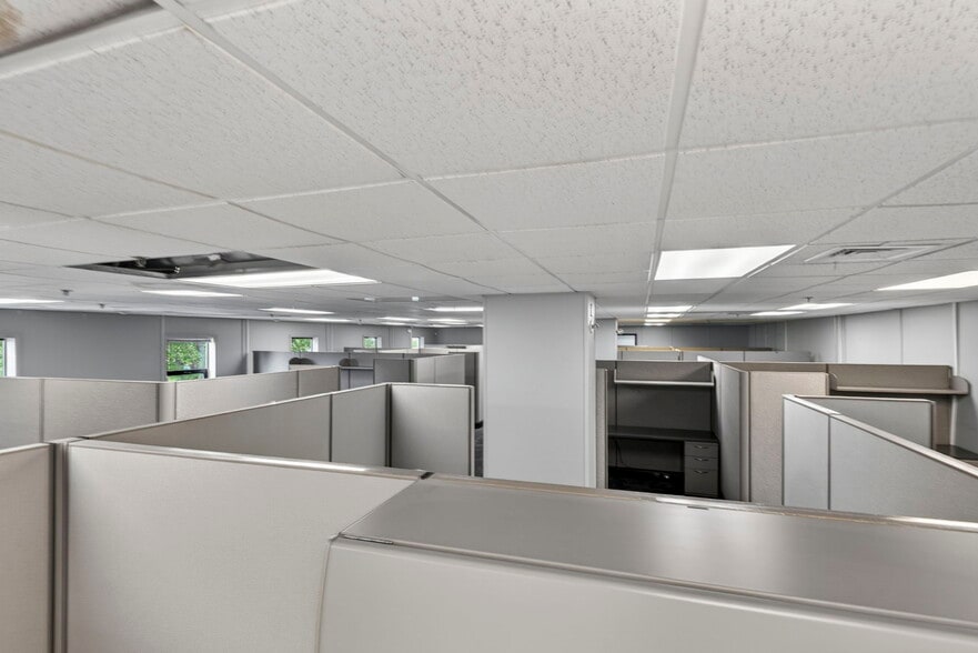 More Photos Of 645 Harvey Rd, Manchester Showroom For Lease
