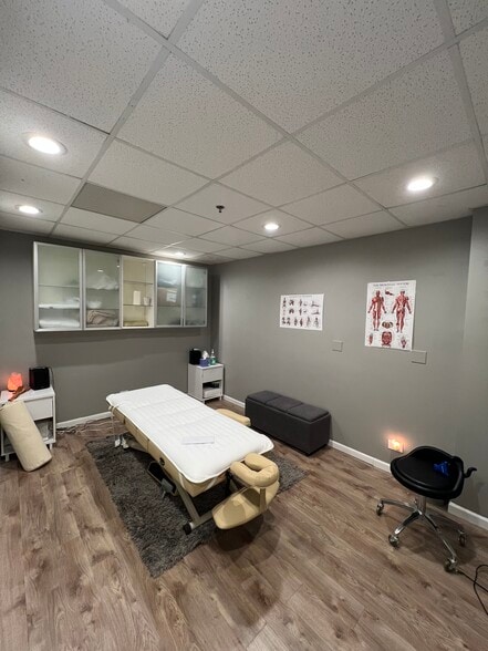 More Photos Of 263 N York Rd, Elmhurst Medical For Lease
