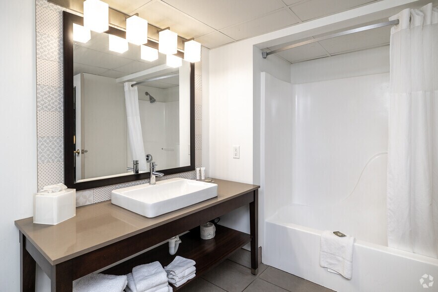 More Photos Of 2550 Freeway Blvd, Brooklyn Center Hotel For Sale