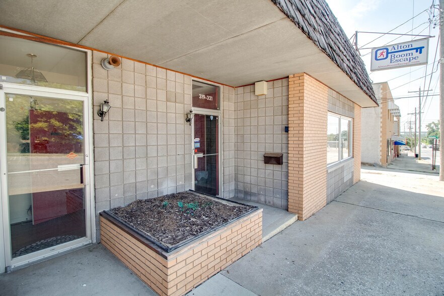 More Photos Of 319-321 Ridge St, Alton Showroom For Sale