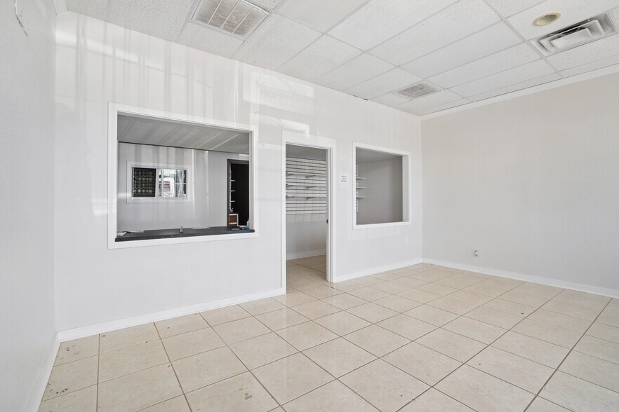 More Photos Of 13630 Veterans Memorial Dr, Houston Storefront Retail Office For Lease