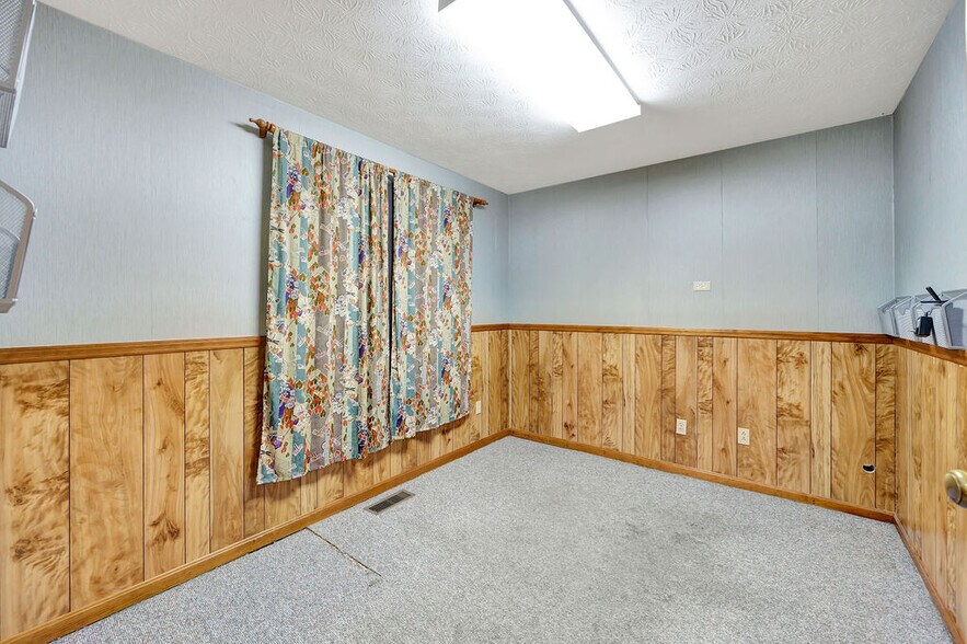 More Photos Of 1 Marty Ln, West Alexandria Medical For Sale