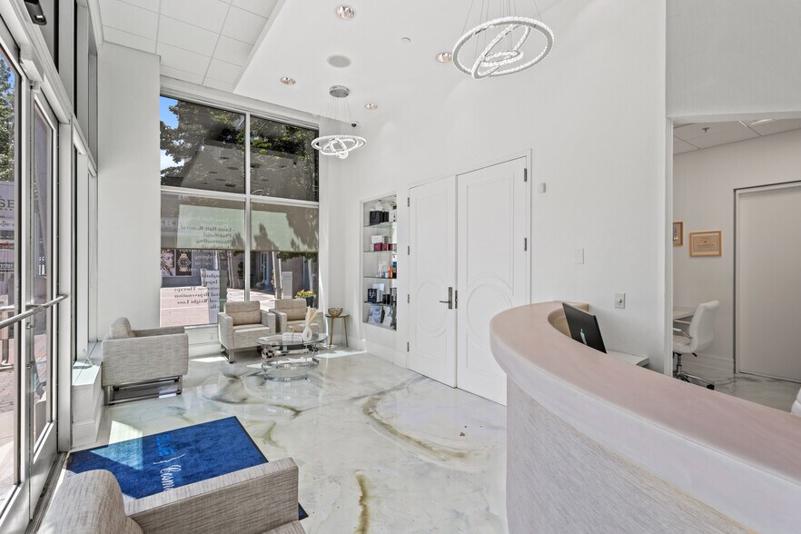 More Photos Of 250 Pharr Rd NE, Atlanta Apartments For Lease