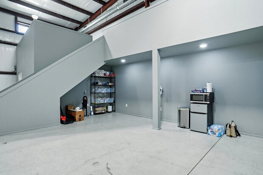 More Photos Of 13053 Harmon Rd, Fort Worth Warehouse For Sale