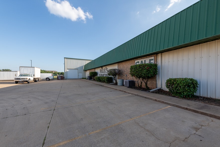 More Photos Of 2515 E Montgomery Pl, Wichita Falls Freestanding For Sale