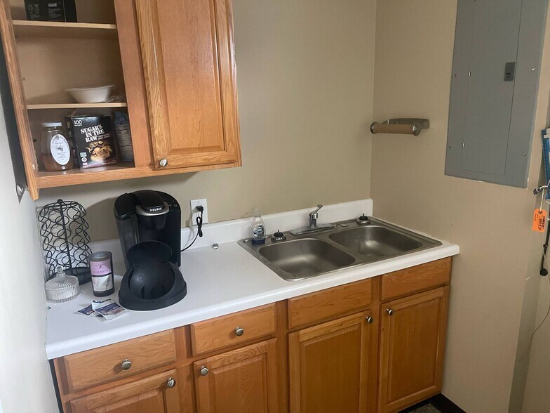 More Photos Of 1305 10th Ave, Calera Unknown For Lease