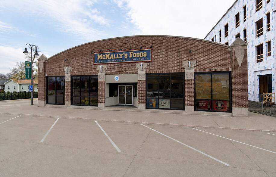 Primary Photo Of 1026 Main St, Grinnell Supermarket For Sale