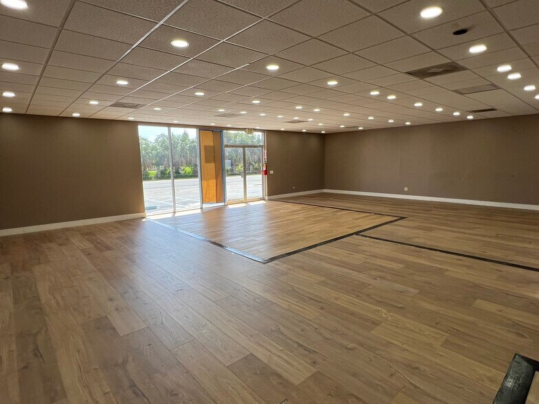 More Photos Of 500 N Old Dixie Hwy, Jupiter Light Manufacturing For Lease