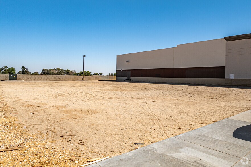 More Photos Of 4105 W Avenue L, Lancaster Freestanding For Lease