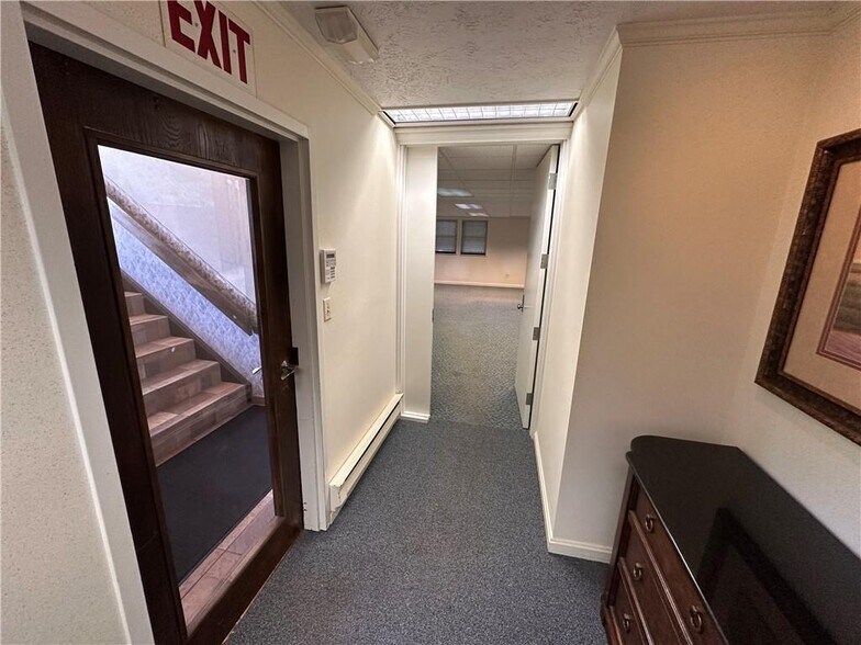 More Photos Of 300 McKnight Park Dr, Pittsburgh Office For Sale