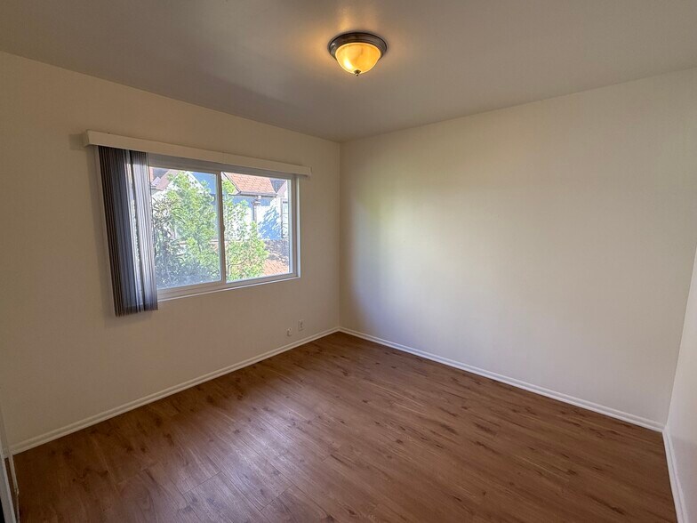 More Photos Of 5440 Harold Way, Los Angeles Apartments For Sale