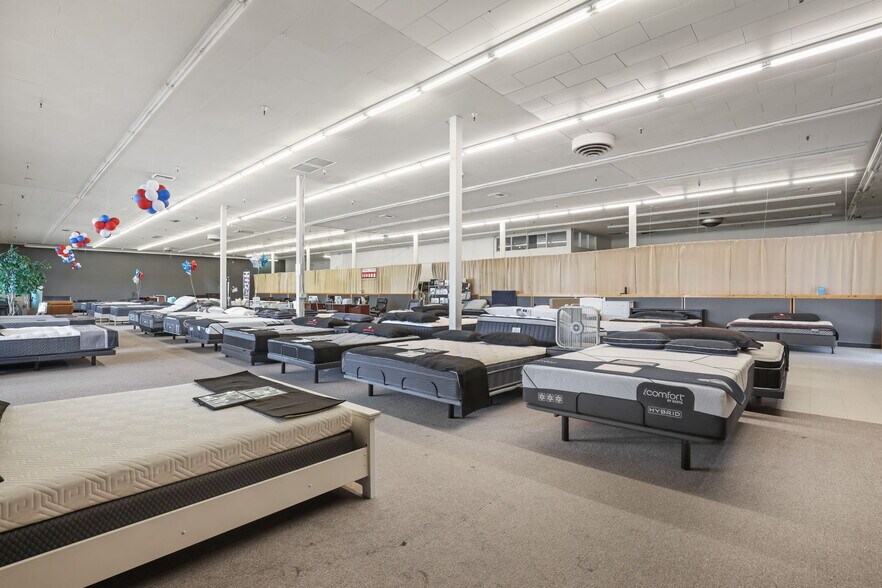 More Photos Of 175 SE Baseline St, Hillsboro Showroom For Sale