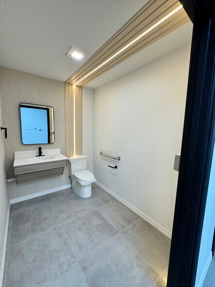 More Photos Of 419 Canal St, New Smyrna Beach Storefront Retail Office For Lease