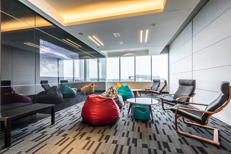 More Photos Of 2600 Boul Alfred-Nobel, Montréal Office For Lease