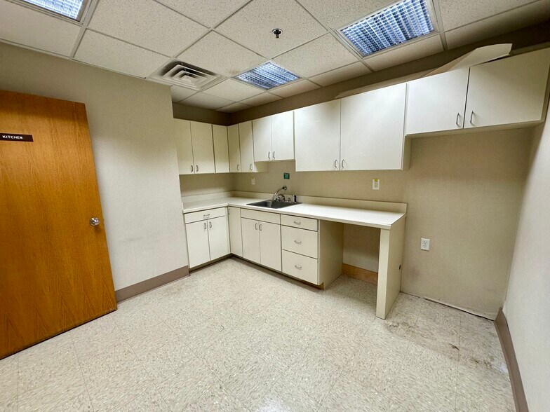 More Photos Of 534-548 Avenue E, Bayonne Office For Sale