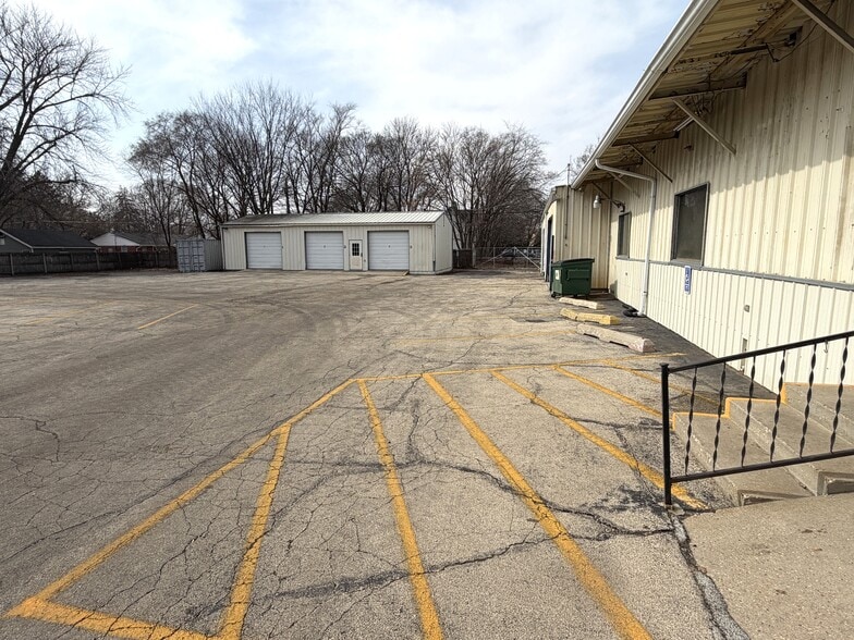 More Photos Of 1921 Broadway, Rockford General Retail For Sale
