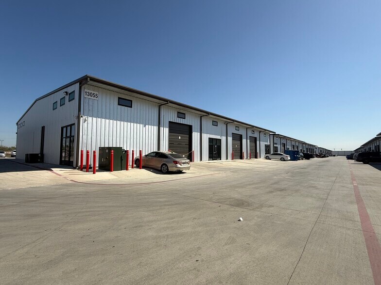 More Photos Of 13055 Harmon Rd, Fort Worth Warehouse For Lease