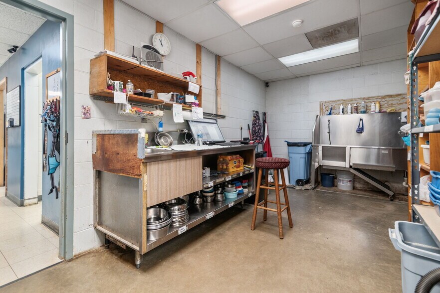 More Photos Of 3431 Waterlick Rd, Lynchburg Veterinarian Kennel For Sale