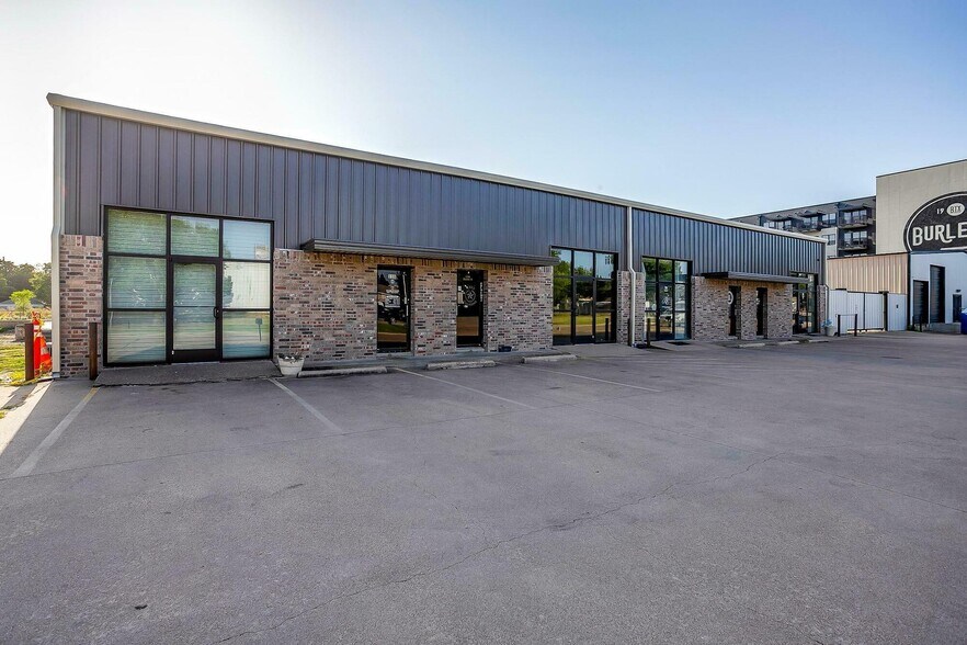 More Photos Of 138 N Wilson St, Burleson Showroom For Lease