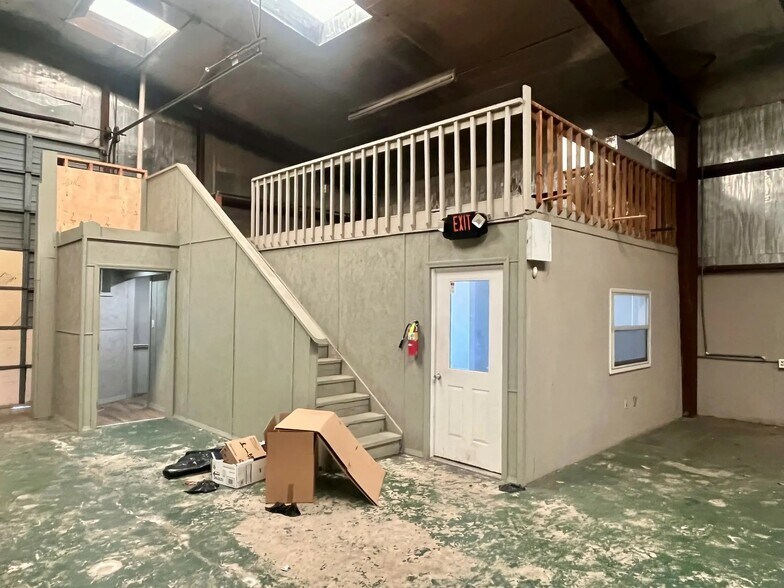 More Photos Of 3401 Tinker Diagonal St, Oklahoma City Light Distribution For Lease