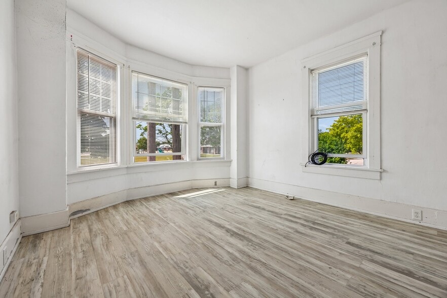 More Photos Of 2710-2712 17th St, Racine Storefront Retail Residential For Sale