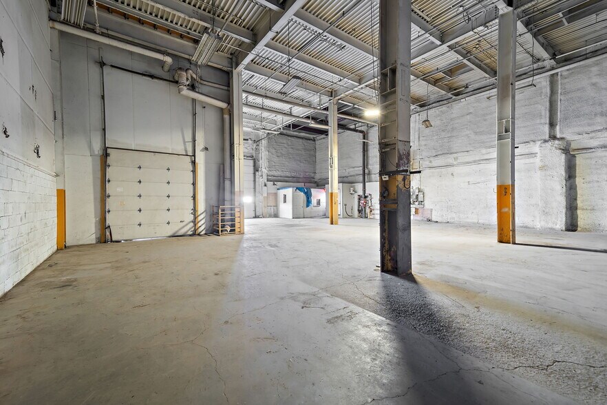More Photos Of 35-75 Rue De L'acier, Coteau-du-lac Manufacturing For Sale