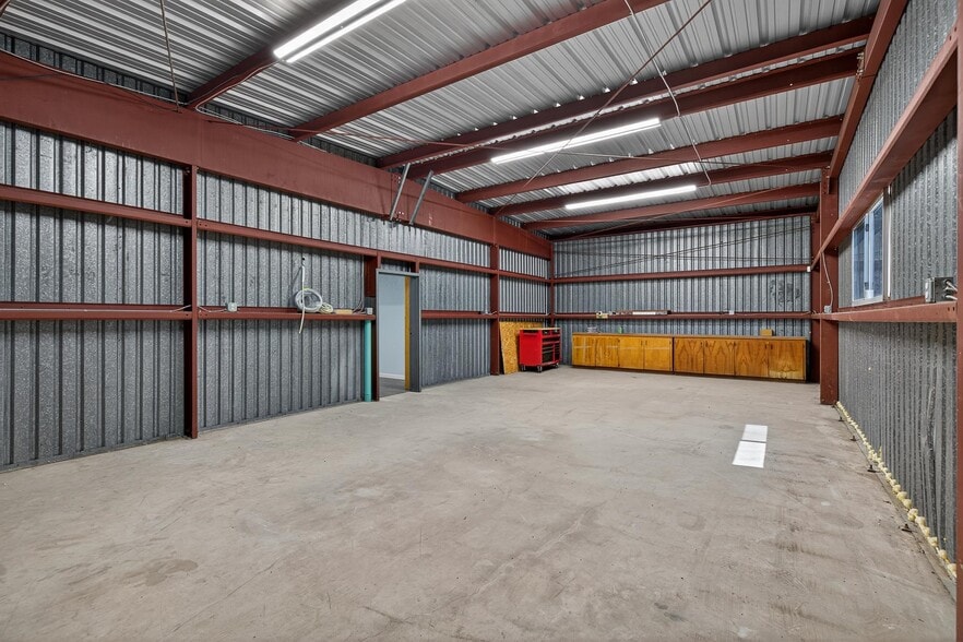 More Photos Of 201 W 9th St, Burnet Warehouse For Lease