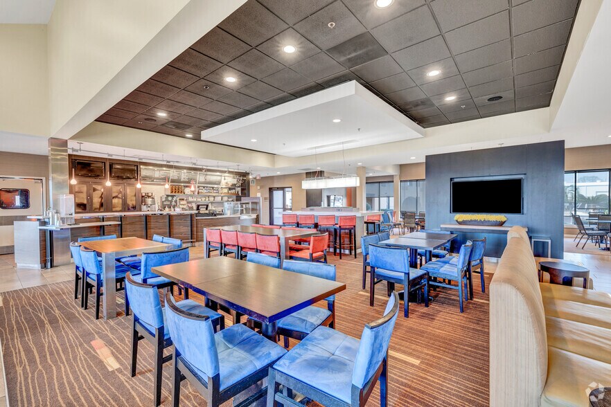 More Photos Of 9190 Gulf Fwy, Houston Hospitality For Sale