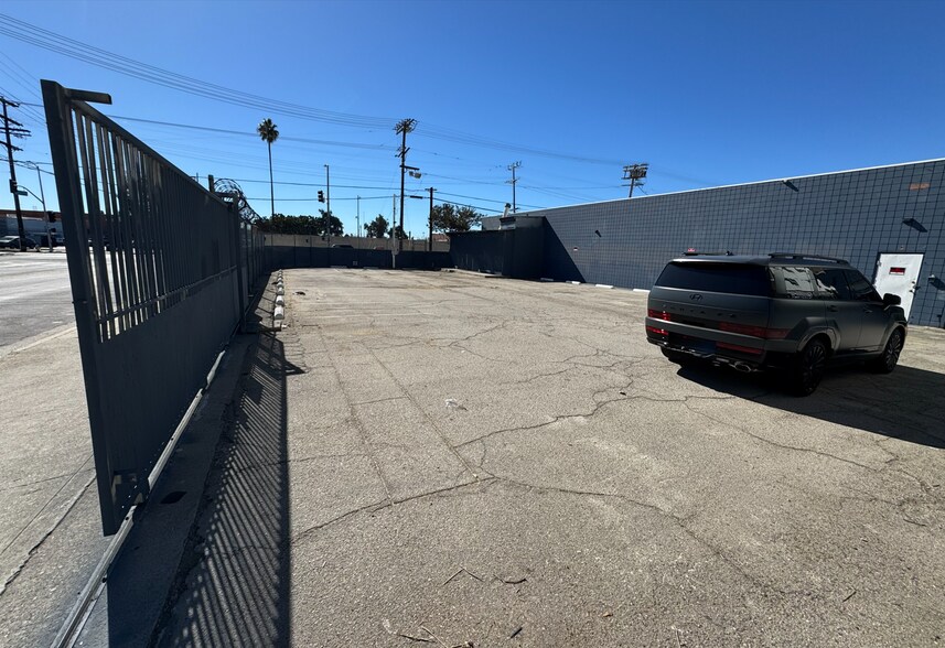 More Photos Of 13607 Saticoy St, Van Nuys Manufacturing For Lease