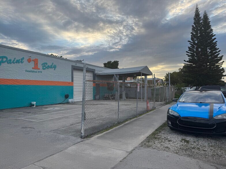 More Photos Of 5700 Plunkett St, Hollywood Service For Sale