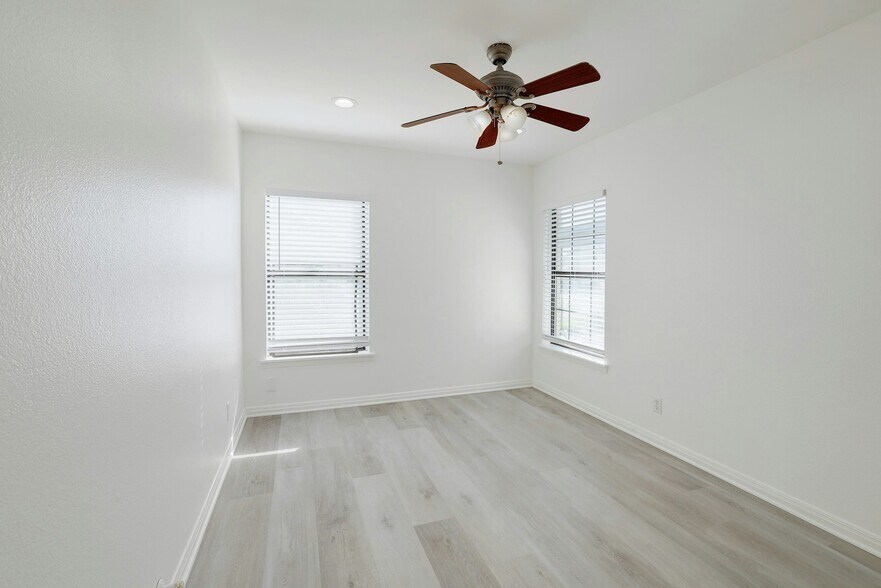 More Photos Of 2028 W Ben White Blvd, Austin Office For Lease