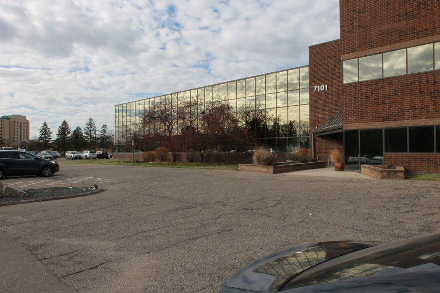More Photos Of 7101 Northland Cir N, Brooklyn Park Office For Lease