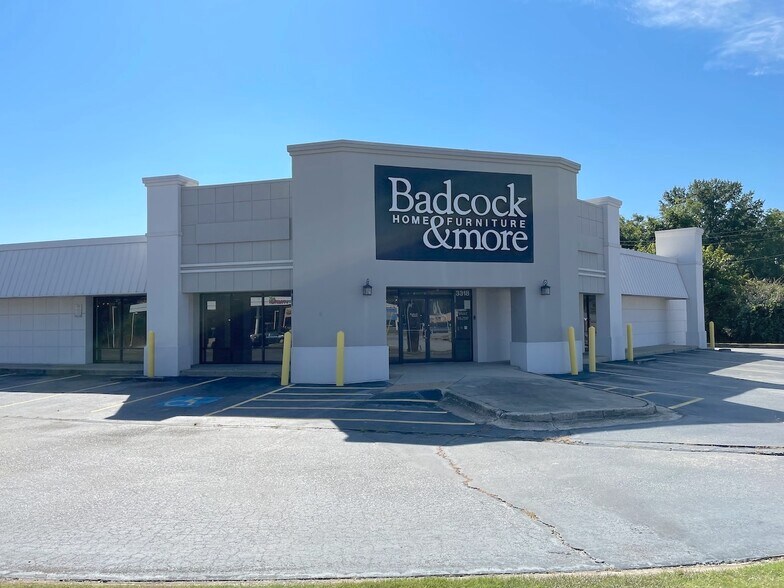 More Photos Of 3318 Mercer University Dr, Macon-Bibb Freestanding For Lease