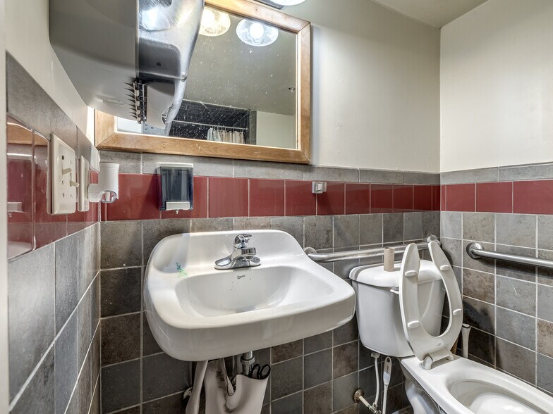 More Photos Of 702 S Lahoma Ave, Norman Dormitory For Sale