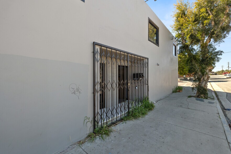 More Photos Of 18536 Oxnard St, Tarzana Warehouse For Sale