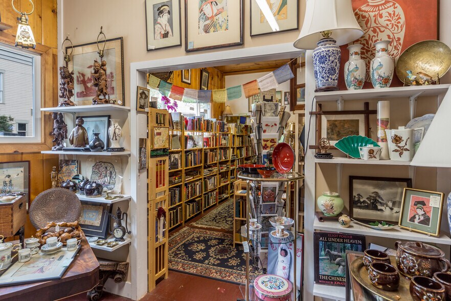 More Photos Of 802 Washington St, Port Townsend General Retail For Sale