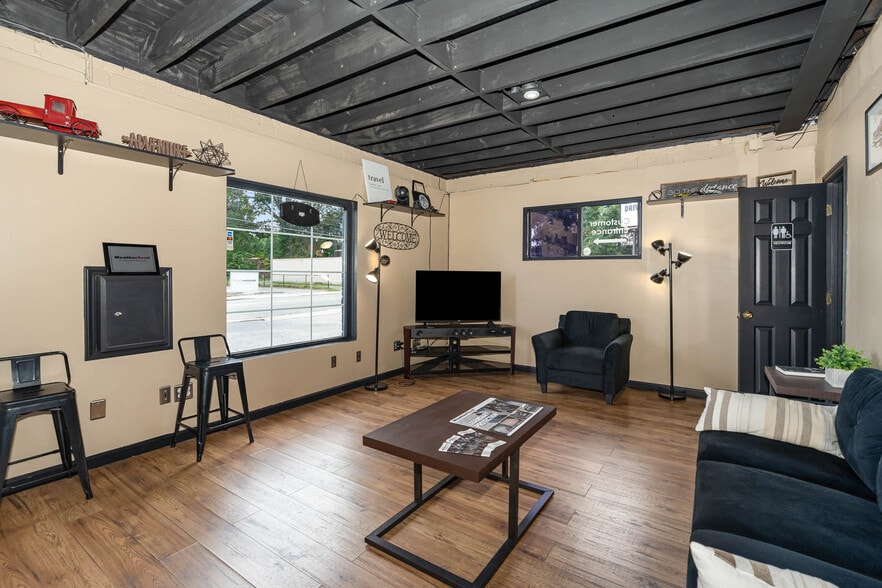 More Photos Of 946 S Chapman St, Greensboro Warehouse For Sale