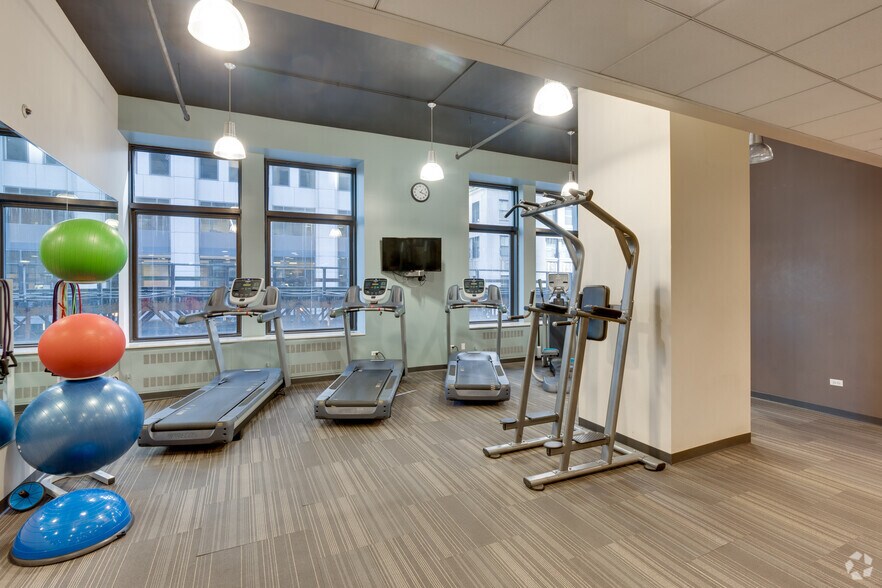 More Photos Of 205 W Wacker Dr, Chicago Office For Sale